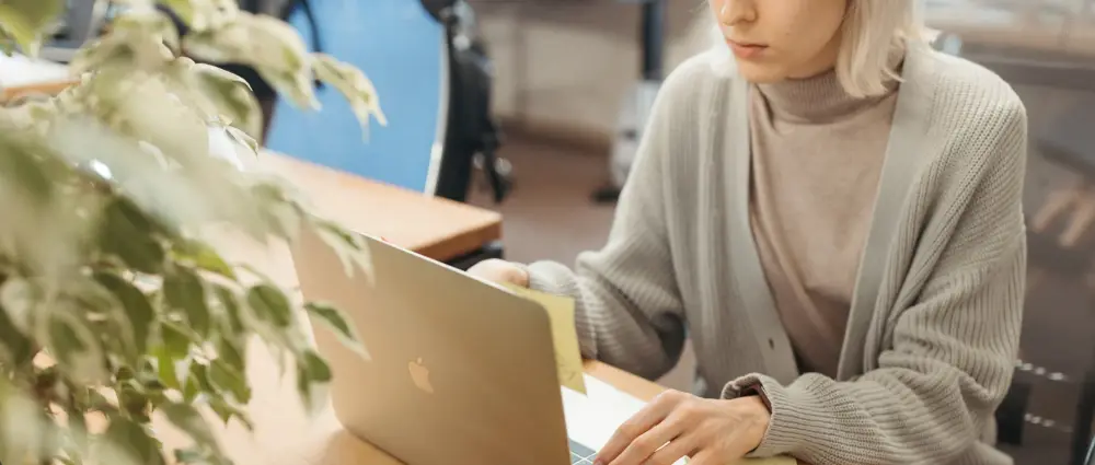 Arbeiten am Laptop im Büro